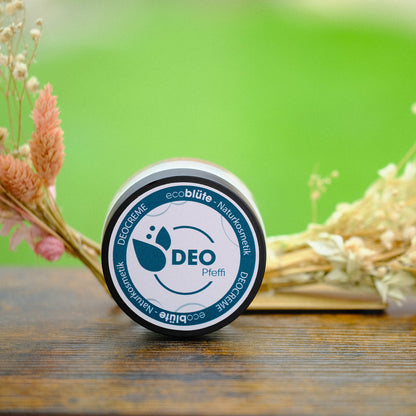 Deocreme Pfeffi mit Gesteck im Hintergrund