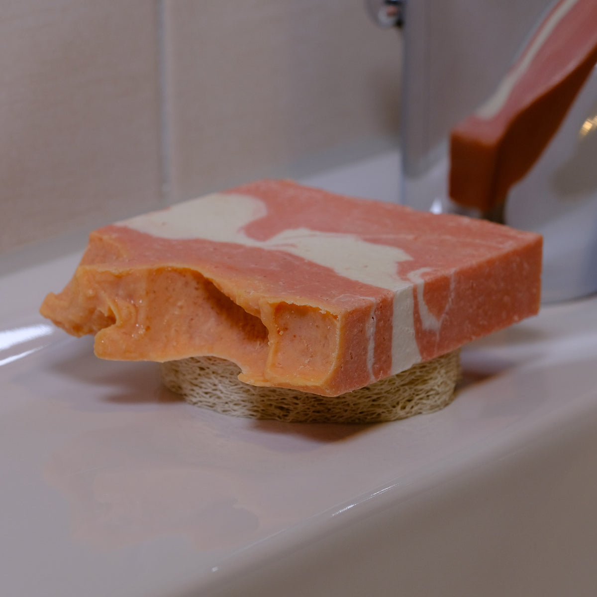 Salzseife Himalaya-Fresh auf Luffaschwamm