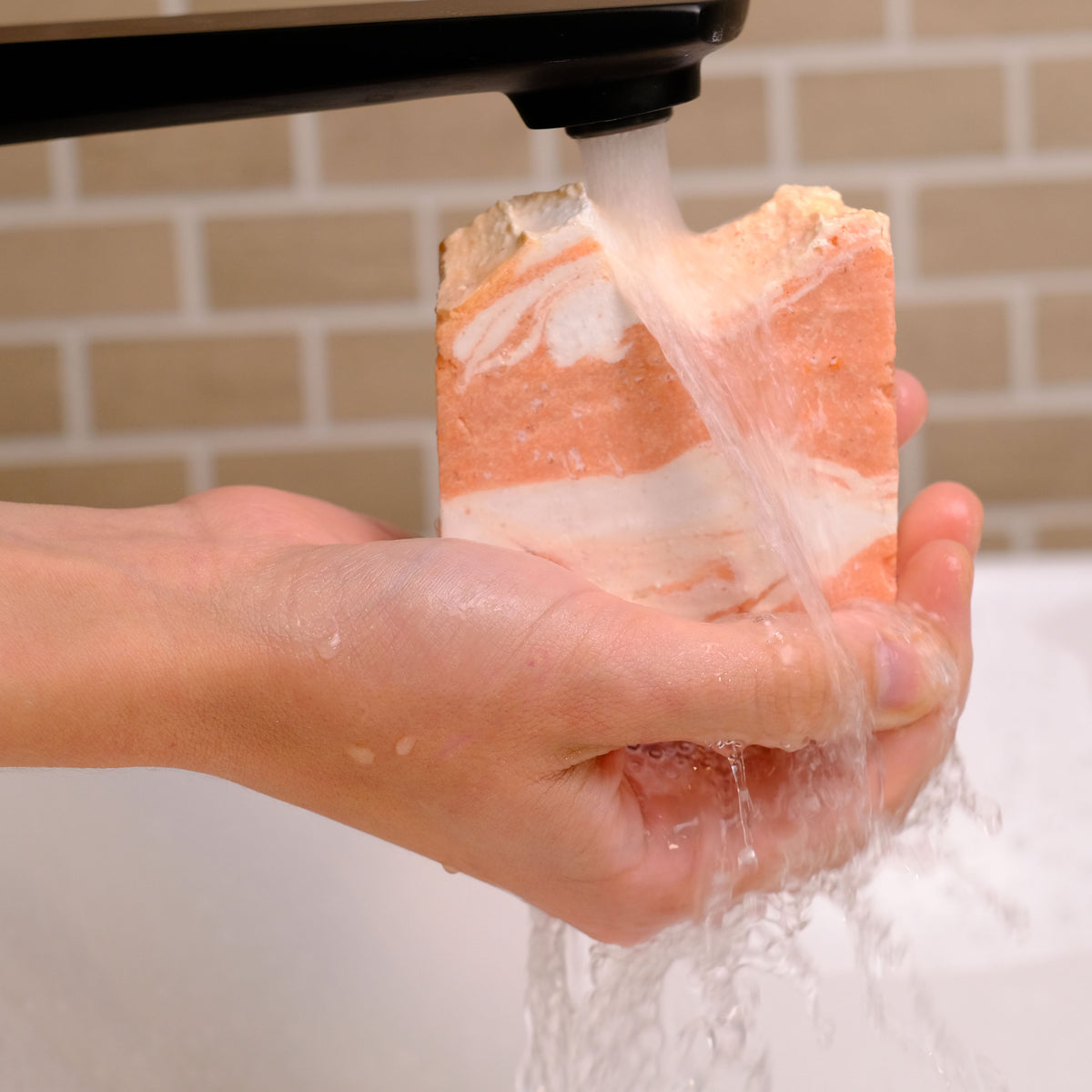 Naturseife Himalaya Fresh beim Händewaschen