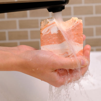 Naturseife Himalaya Fresh beim Händewaschen