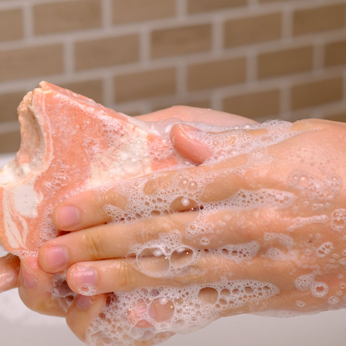 Naturseife Himalaya Fresh beim Händewaschen und Schaum