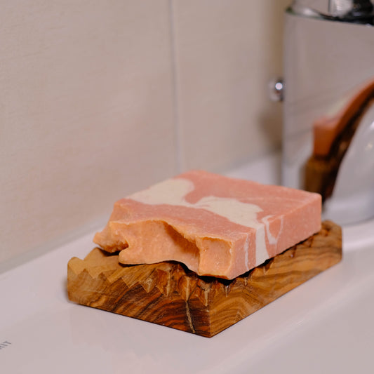 Salzseife HIMYLAYA-FRESH mit handgefertigter Seifenschale aus Olivenholz