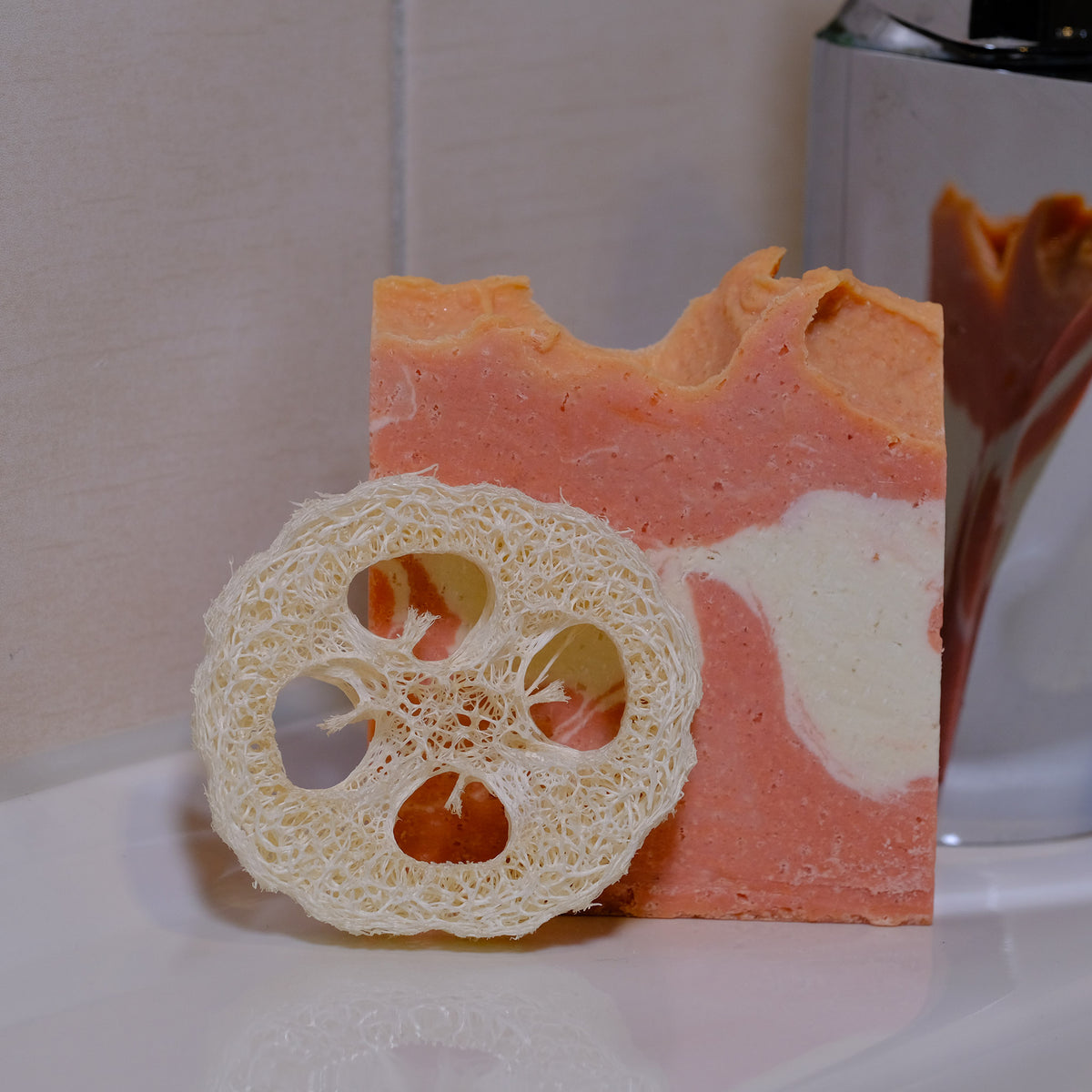 Salzseife Himalya-Fresh mit Luffaschwamm stehend
