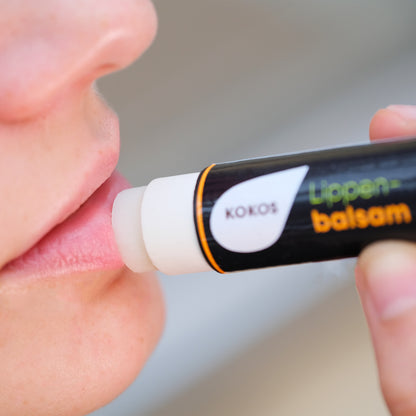 Lippenpflege Stift KOKOS an den Lippen