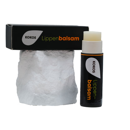 Lippenpflege Stift KOKOS mit Verpackung auf Stein 