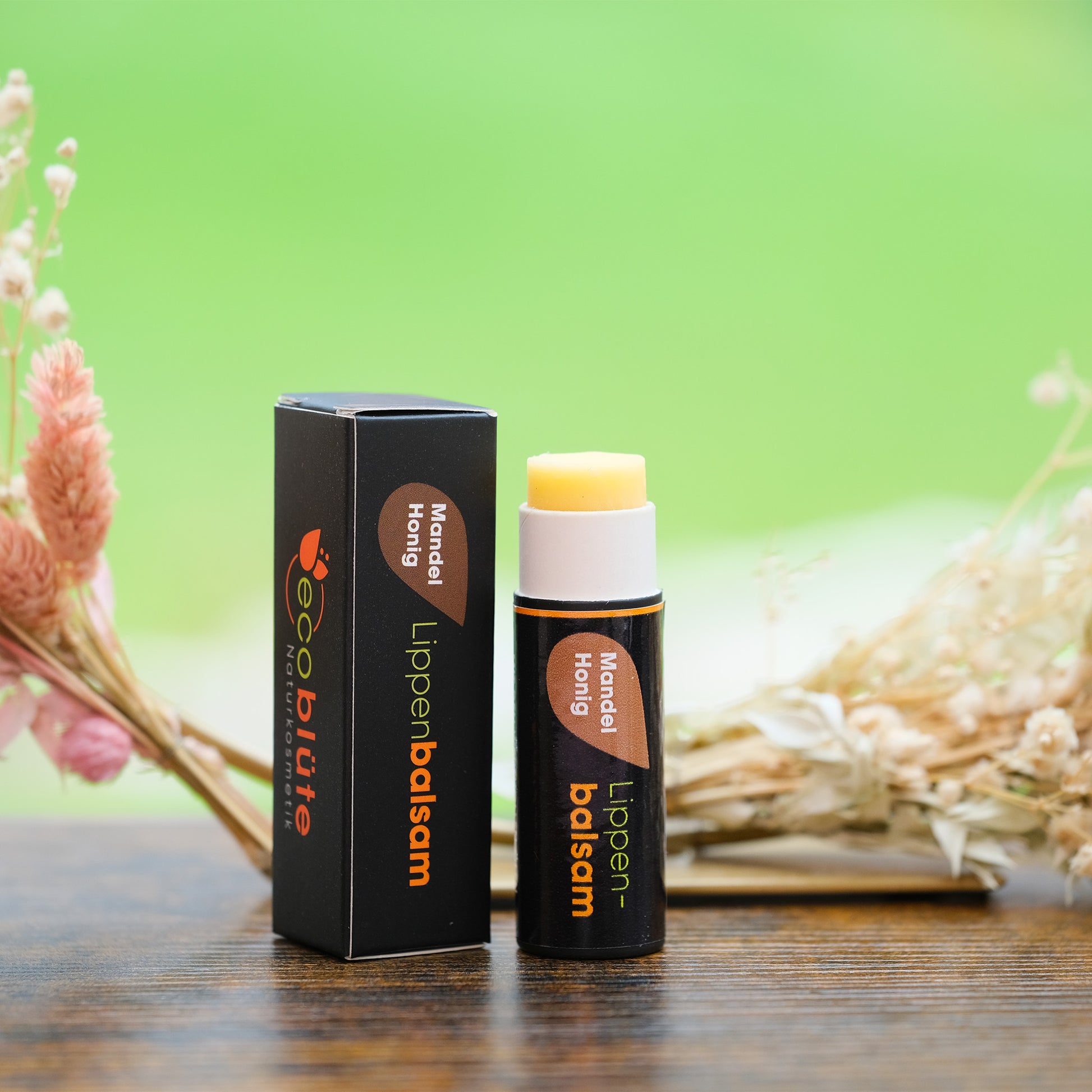 Lippenpflege Stift Mandel-Honig mit Verpackung und Gesteck