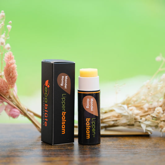 Lippenpflege Stift Mandel-Honig mit Verpackung und Gesteck