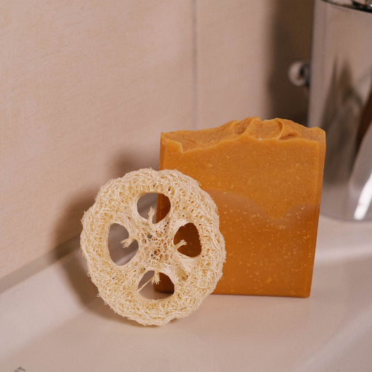 Naturseife Kleopatra mit Luffa-Scheibe stehend am Waschbecken