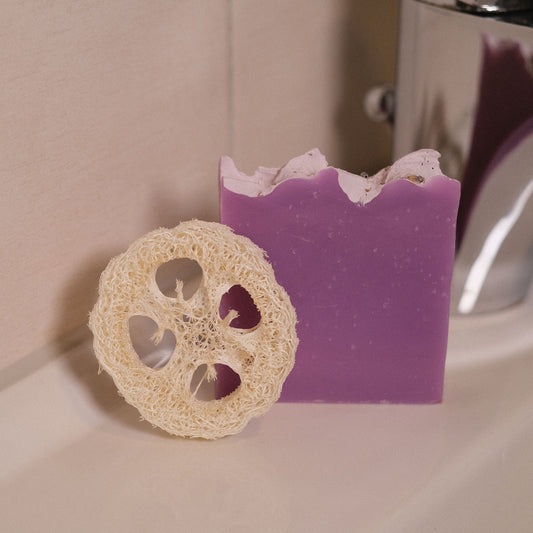 Naturseife Lavendella mit Luffa-Scheibe stehend am Waschbecken