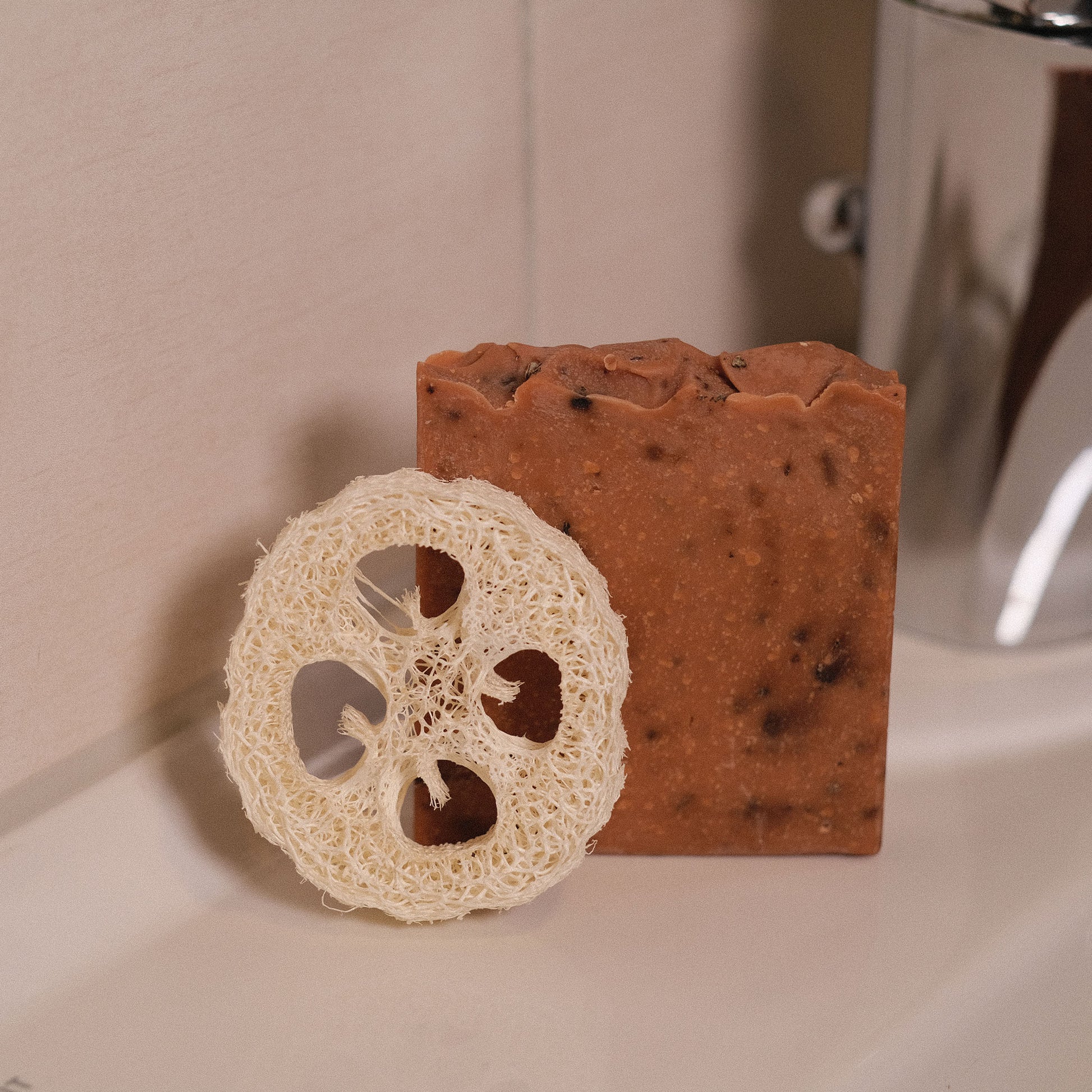 Naturseife Winterzauber mit Luffa Scheibe stehend