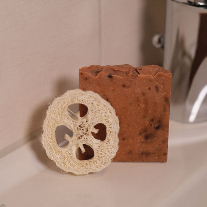 Naturseife Winterzauber mit Luffa Scheibe stehend