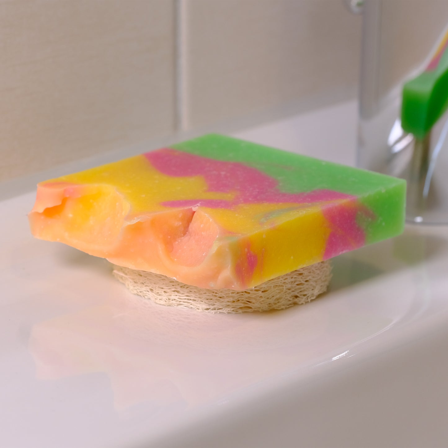 Naturseife Blütenzauber auf Luffa-Scheibe am Waschbecken