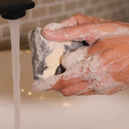 Naturseife Fresh beim Händewaschen unter einem Wasserstrahl mit Schaum an den Händen