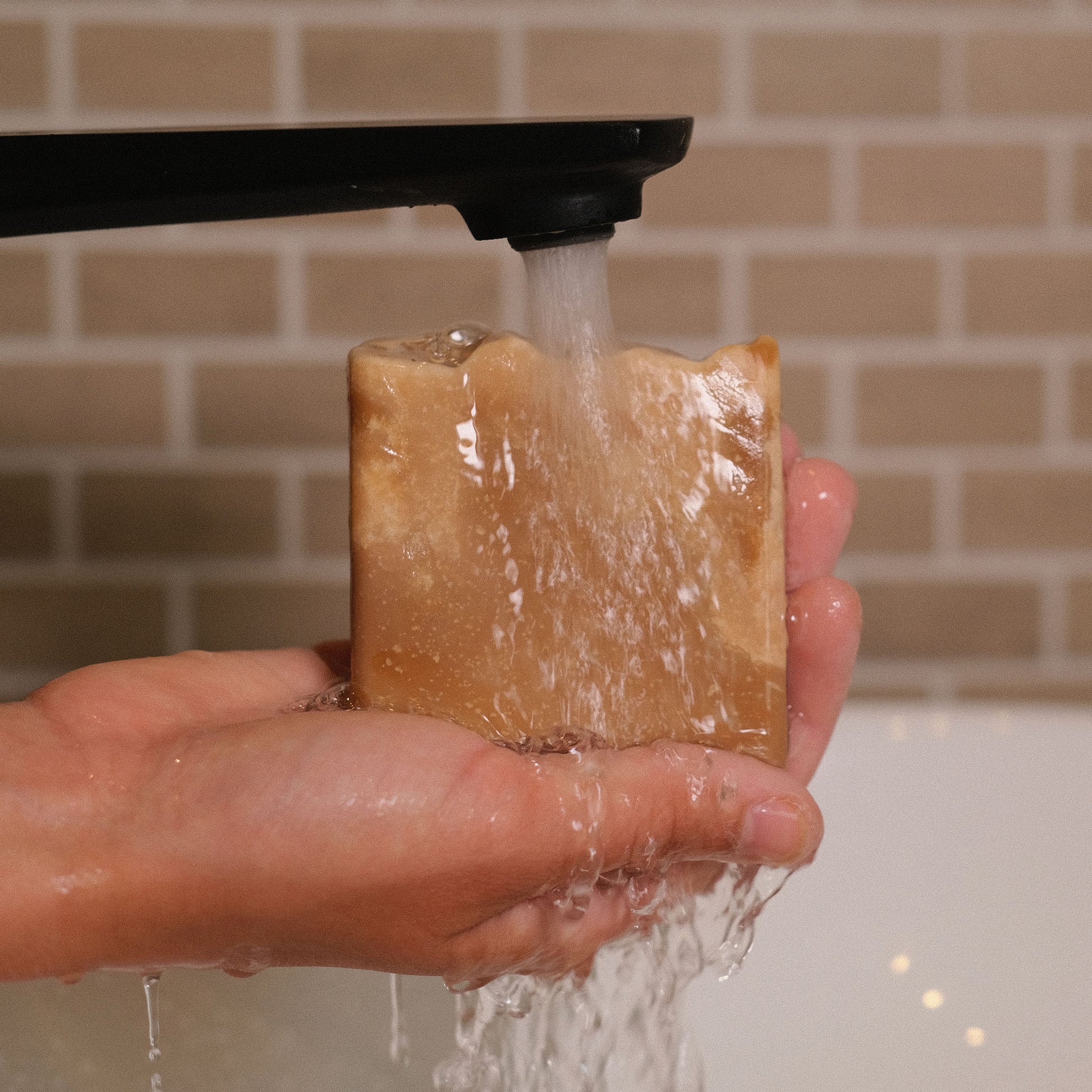 Naturseife Kleopatra beim Händewaschen am Waschbecken