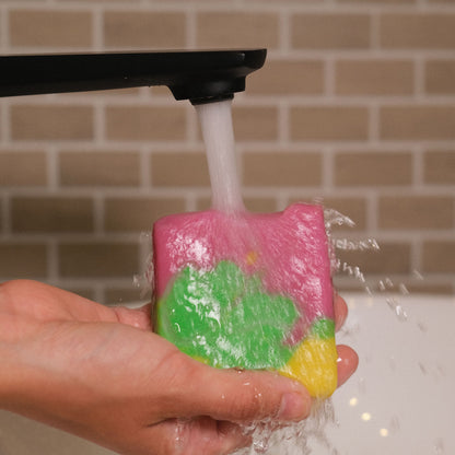 Naturseife Blütenzauber beim Händewaschen unter einem Wasserstrahl