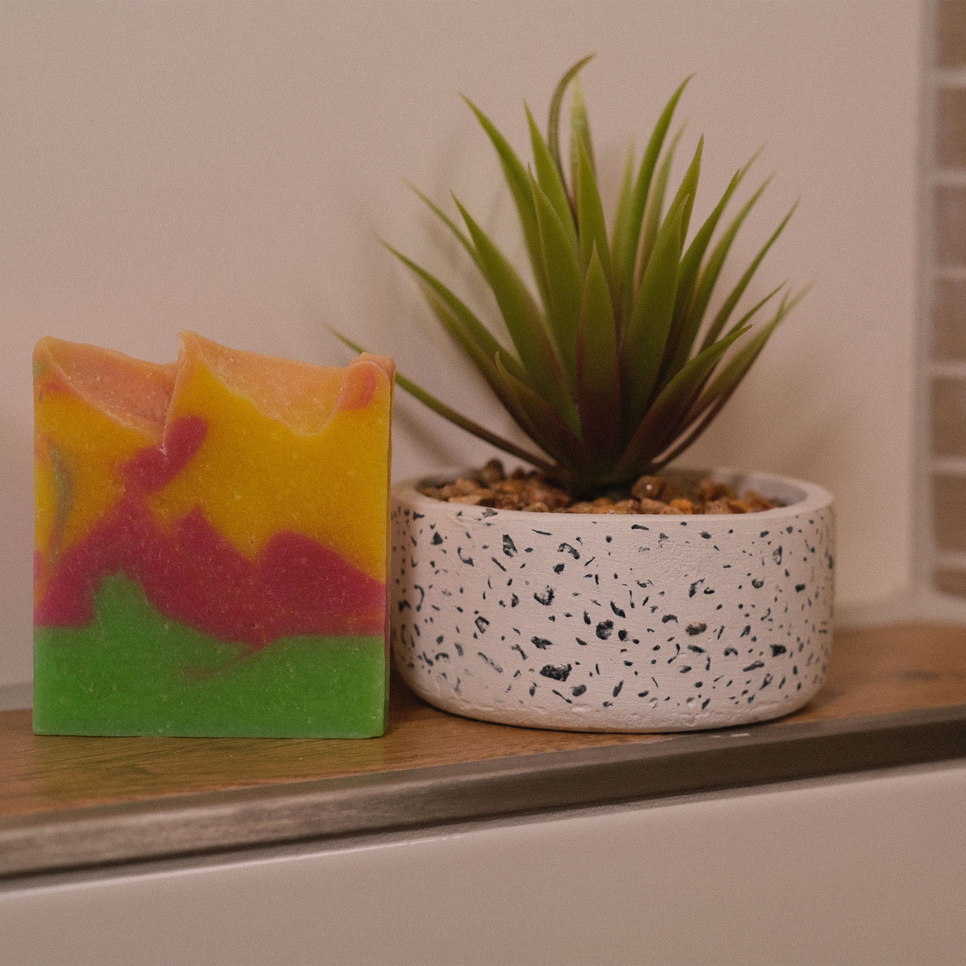 Naturseife Blütenzauber mit Pflanze als Dekoration