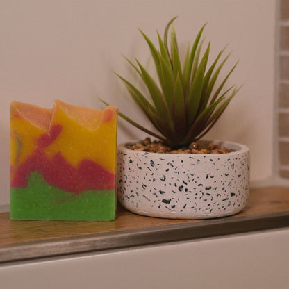 Naturseife Blütenzauber mit Pflanze als Dekoration