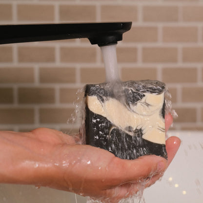 Naturseife Fresh beim Händewaschen unter einem Wasserstrahl