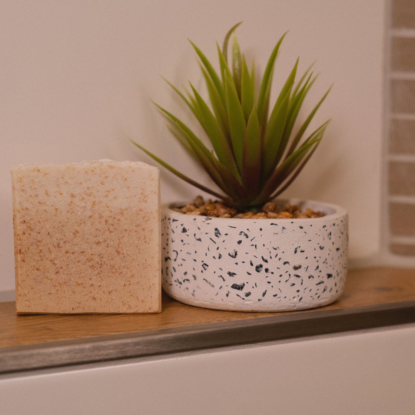 Naturseife KOKO mit Pflanze als Dekoration