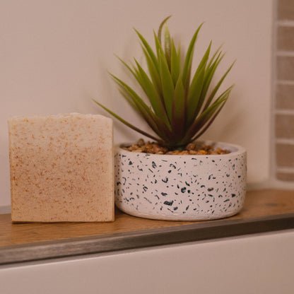 Naturseife KOKO mit Pflanze als Dekoration