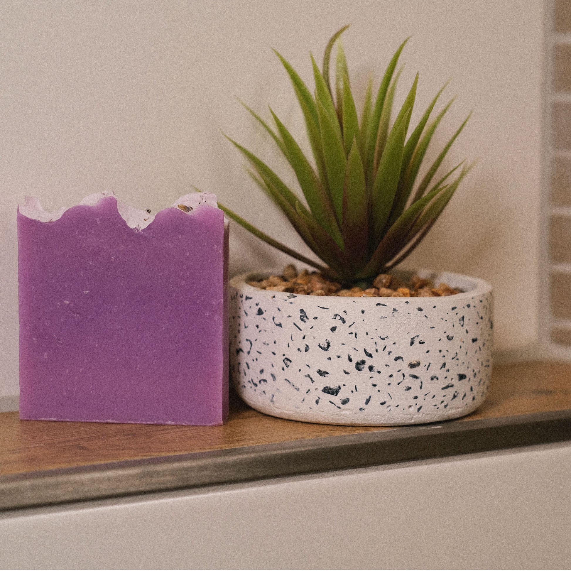 Naturseife Lavendella mit Pflanze als Dekoration