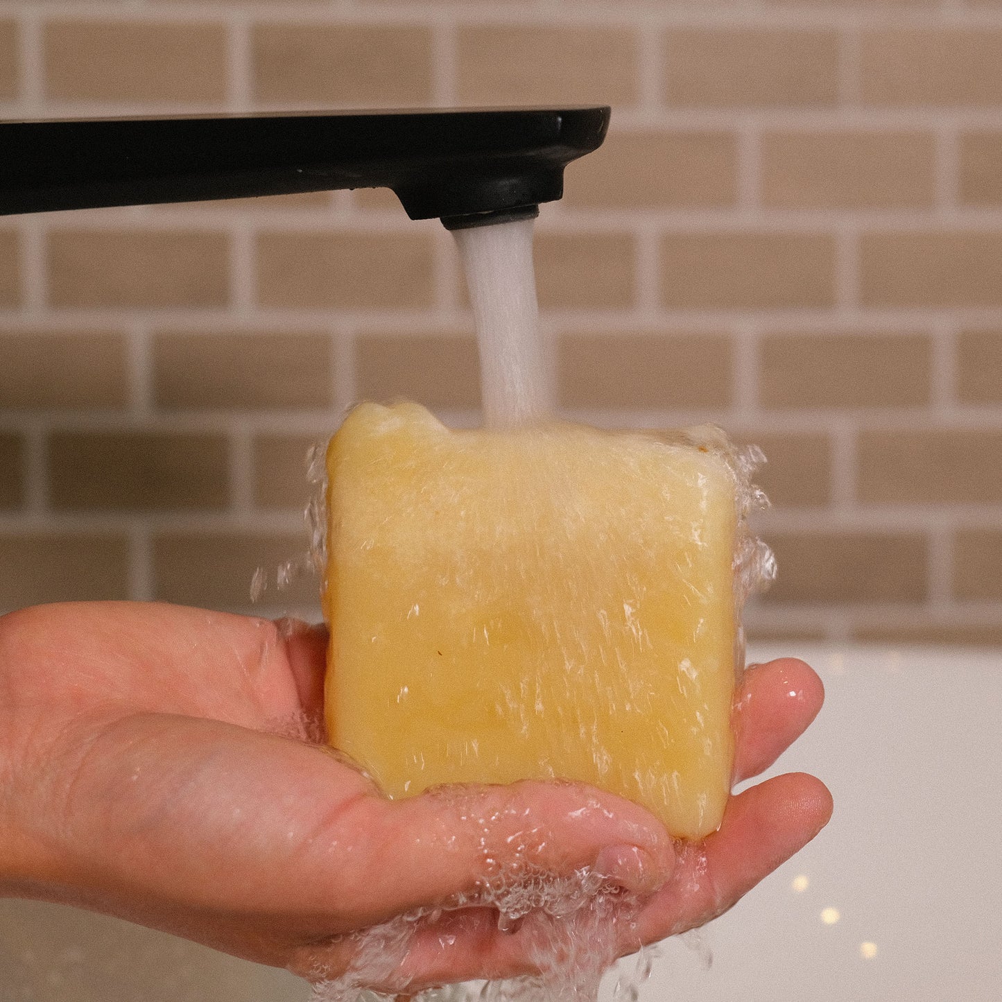 Naturseife Natura beim Händewaschen unter einem Wasserstrahl