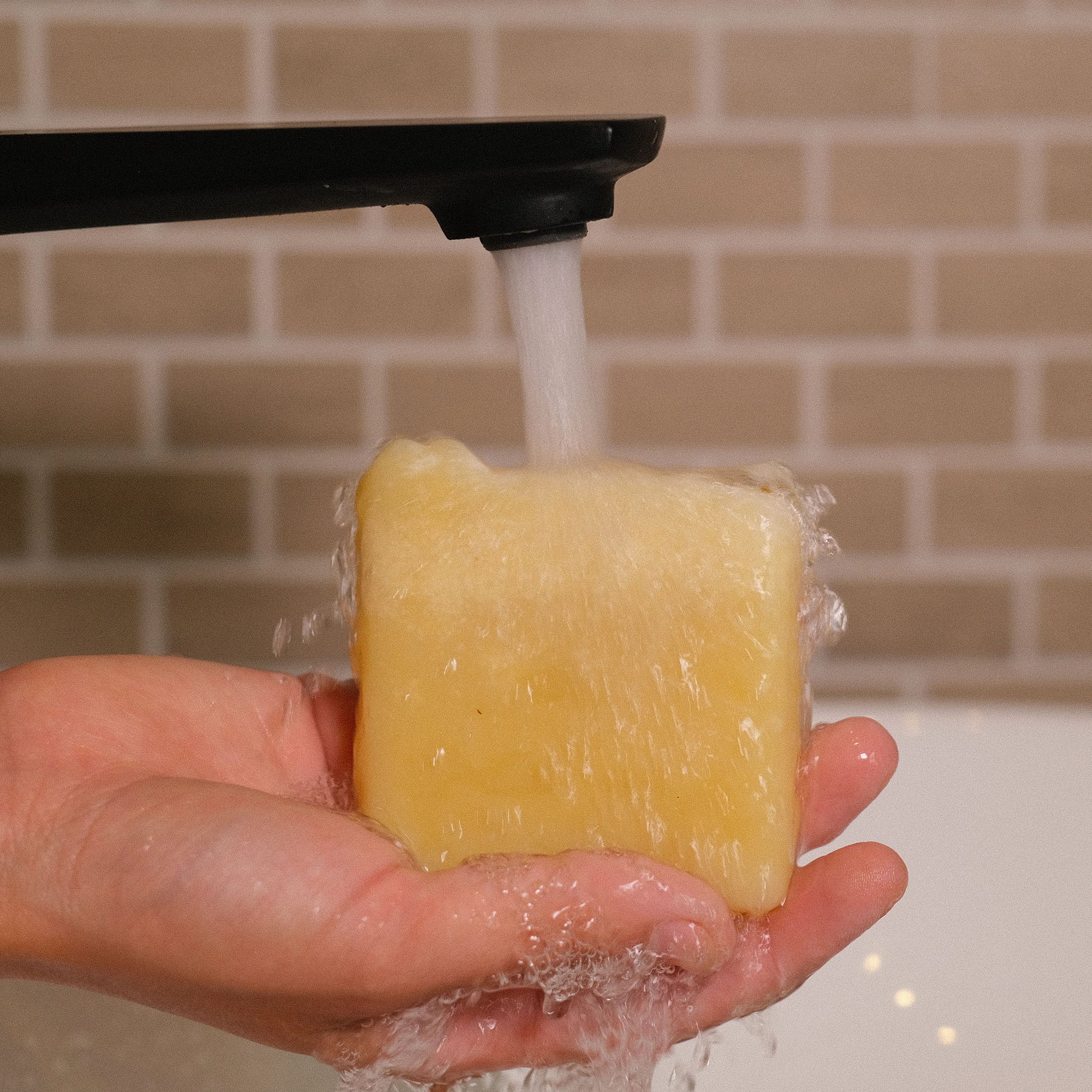 Naturseife Natura beim Händewaschen unter einem Wasserstrahl