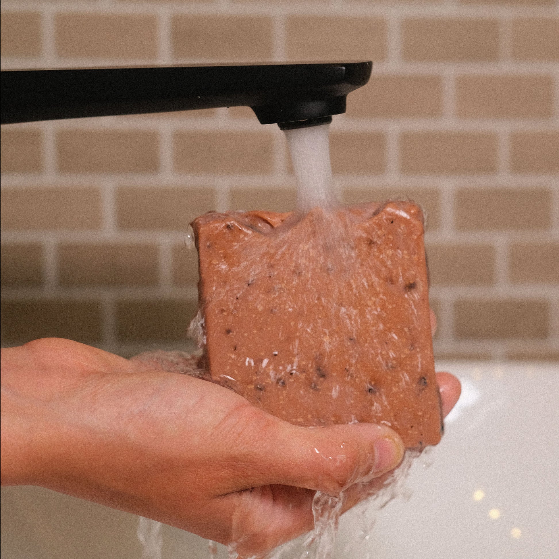 Naturseife Winterzauber beim Händewaschen unter einem Wasserstrahl