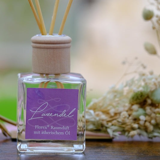 Raumduft Lavendel mit Stäbchen und Gesteck