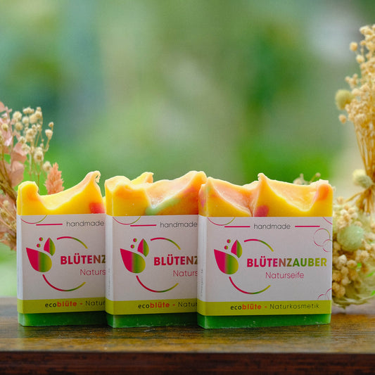 Naturseife Blütenzauber mit Banderole, handgemacht in unserer Seifenmanufaktur, eine ideale Körper- und Gesichtsseife in den Farben einer Sommerwiese im 3er Sparset mit Gesteck