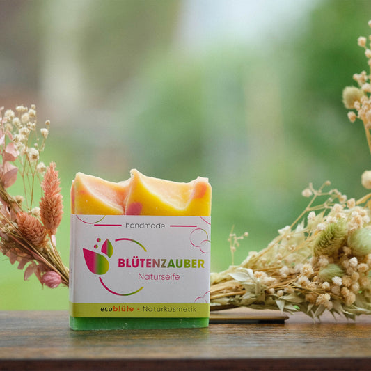 Naturseife Blütenzauber mit Banderole und Gesteck