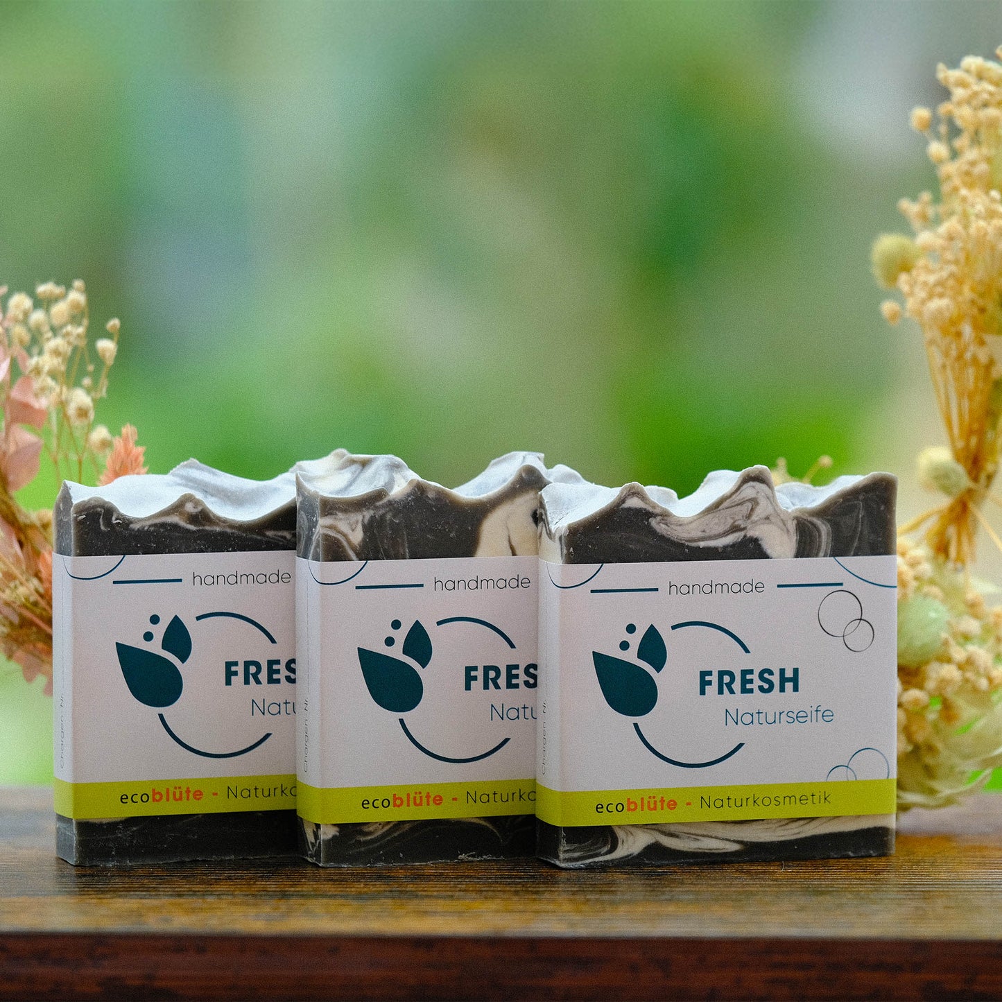 Naturseife Fresh mit Banderole, handgemacht in unserer Seifenmanufaktur, eine ideale Körper- und Gesichtsseife in den Farben einer Sommerwiese im 3er Sparset mit Gesteck