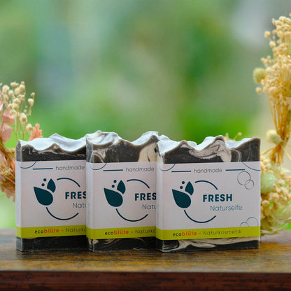 Naturseife Fresh mit Banderole, handgemacht in unserer Seifenmanufaktur, eine ideale Körper- und Gesichtsseife in den Farben einer Sommerwiese im 3er Sparset mit Gesteck