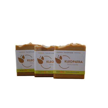 Naturseife Kleopatra mit Banderole, handgemacht in unserer Seifenmanufaktur, eine sehr feine Gesichtsseife mit Mandelblütenduft, 3er Set 