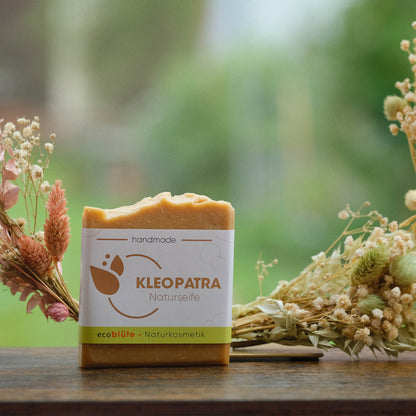 Naturseife Kleopatra mit Banderole und Gesteck