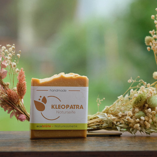 Naturseife Kleopatra mit Banderole und Gesteck