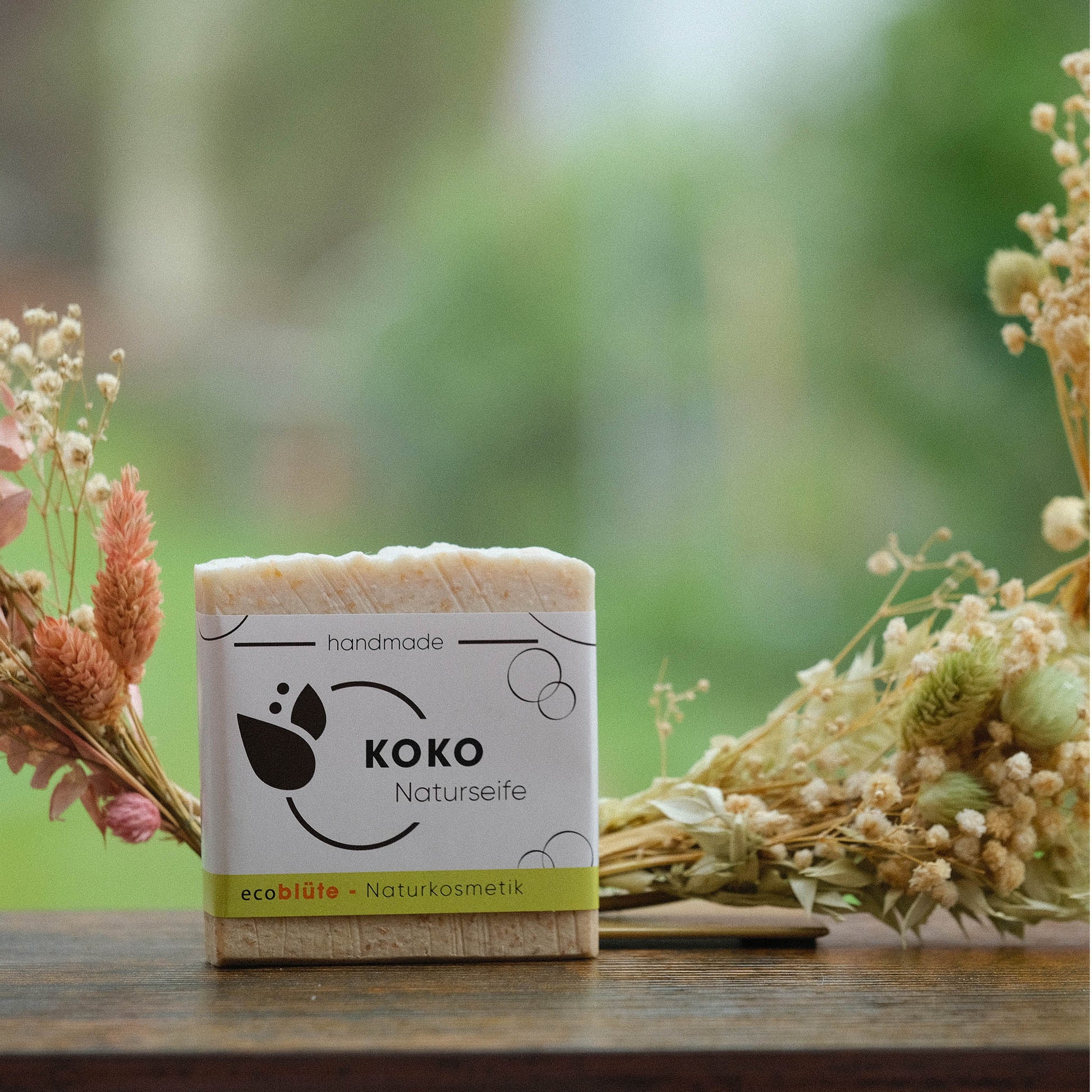 Naturseife KOKO mit Banderole und Gesteck