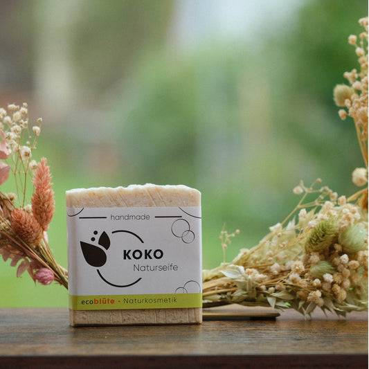 Naturseife KOKO mit Banderole und Gesteck