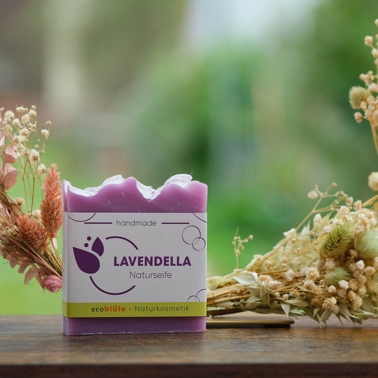 Naturseife Lavendella mit Banderole und Gesteck