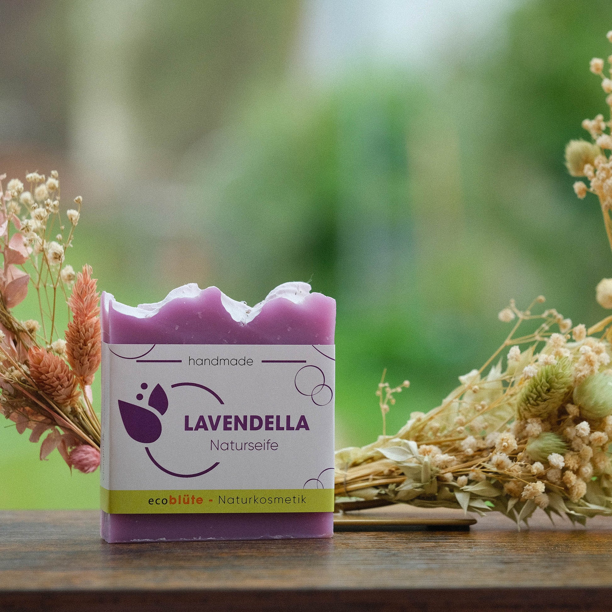 Naturseife Lavendella mit Banderole und Gesteck
