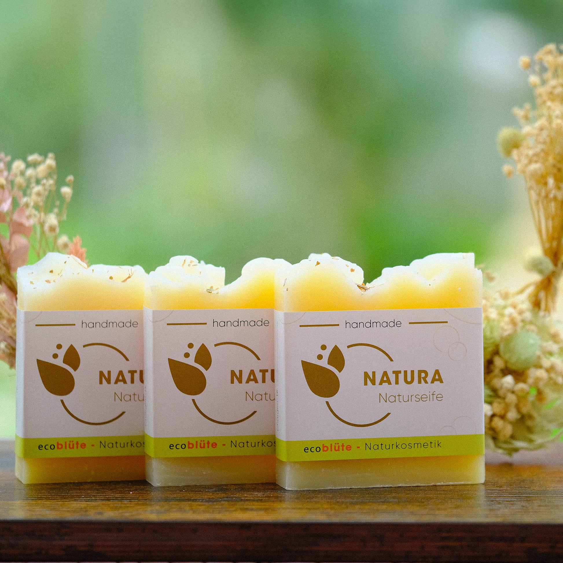 Naturseife Natura mit Banderole, handgemacht in unserer Seifenmanufaktur, eine ideale Körperseife mit mit sehr hoher Überfettung für sehr trockene und beanspruchte Haut. 3er Set