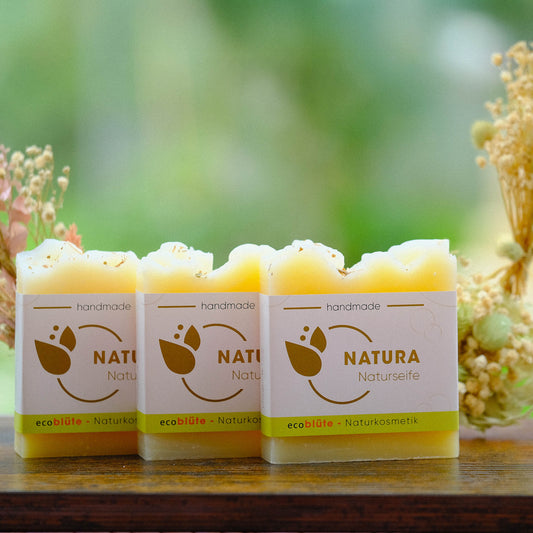 Naturseife Natura mit Banderole, handgemacht in unserer Seifenmanufaktur, eine ideale Körperseife mit mit sehr hoher Überfettung für sehr trockene und beanspruchte Haut. 3er Set