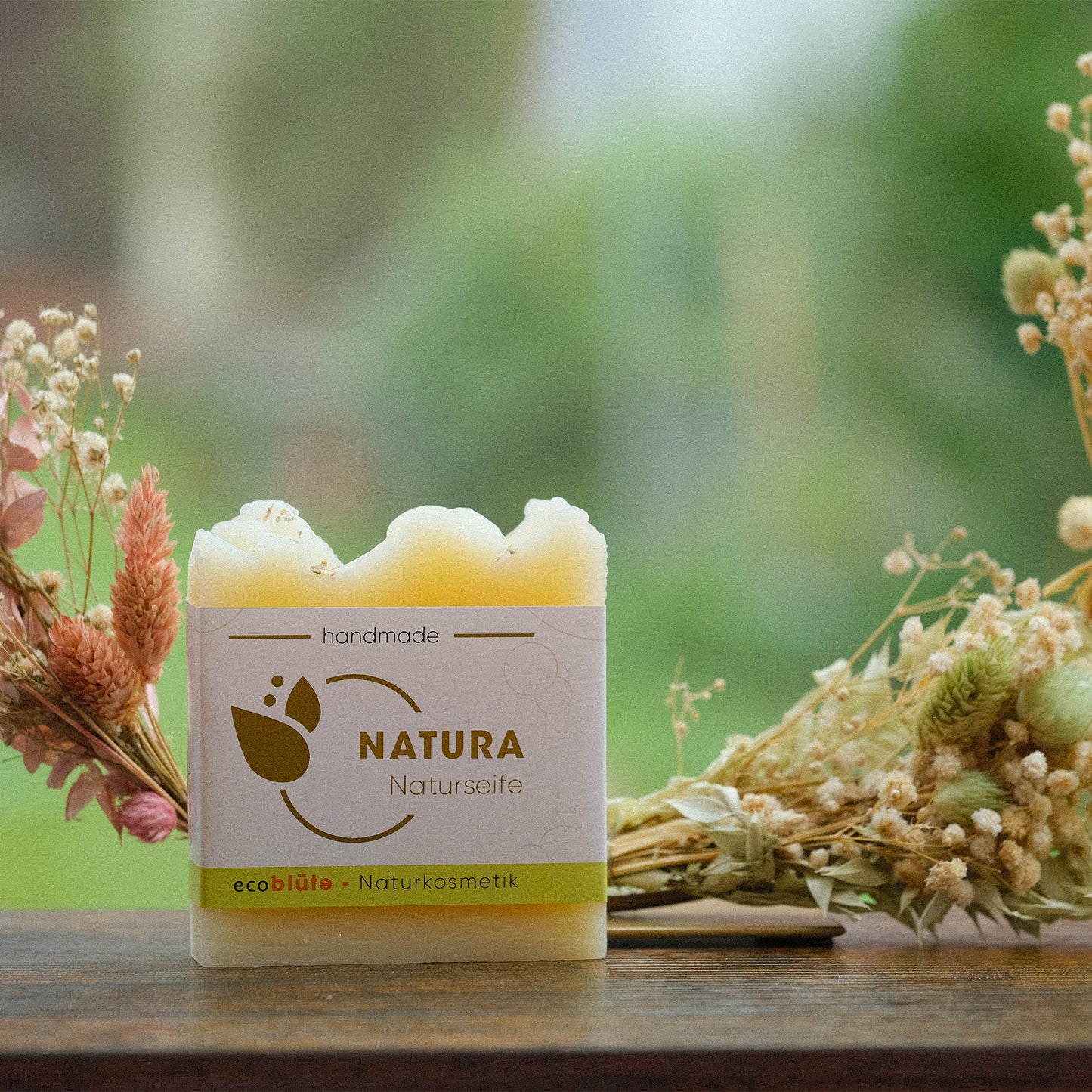 Naturseife Natura mit Banderole und Gesteck