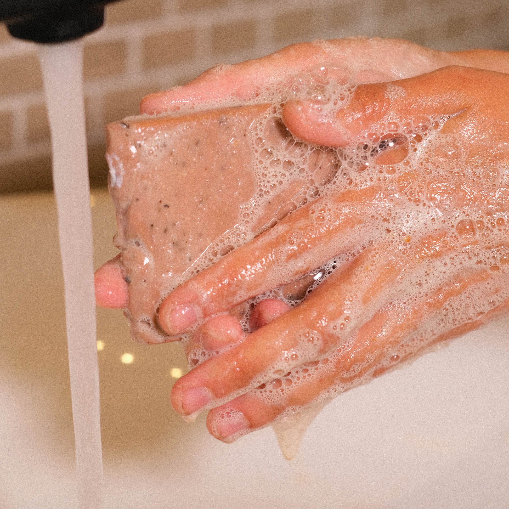Naturseife Winterzauber beim Händewaschen am Waschbecken