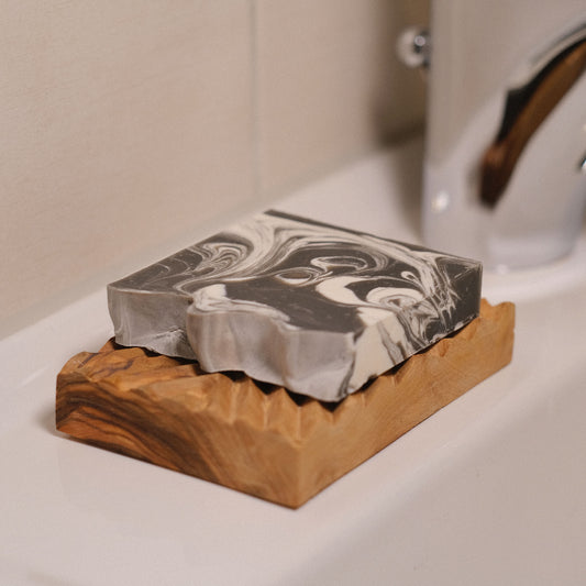 handgefertigte Olivenholz Seifenablage mit unserer Naturseife Fresh am Waschbecken