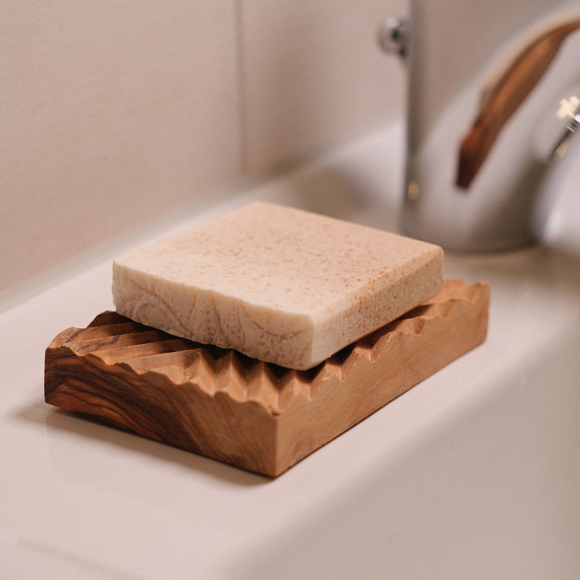 handgefertigte Olivenholz Seifenablage mit unserer Naturseife KOKO am Waschbecken