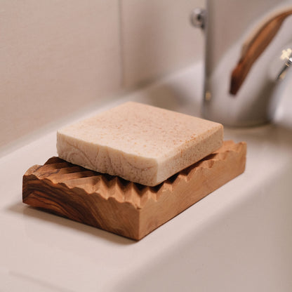 handgefertigte Olivenholz Seifenablage mit unserer Naturseife KOKO am Waschbecken