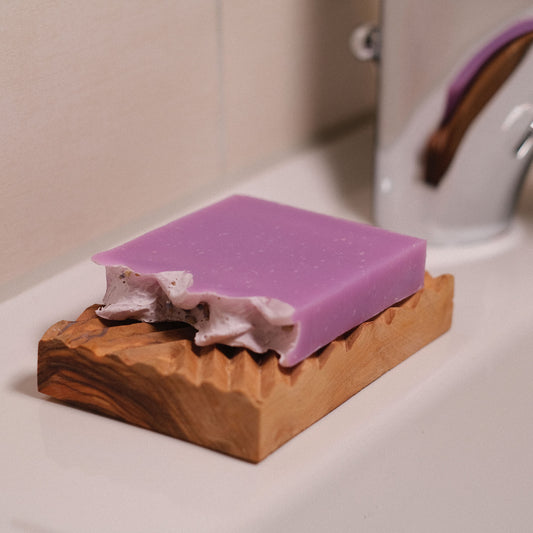 handgefertigte Olivenholz Seifenablage mit unserer Naturseife LAVENDELLA am Waschbecken