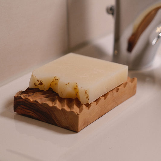 handgefertigte Olivenholz Seifenablage mit unserer Naturseife Natura am Waschbecken