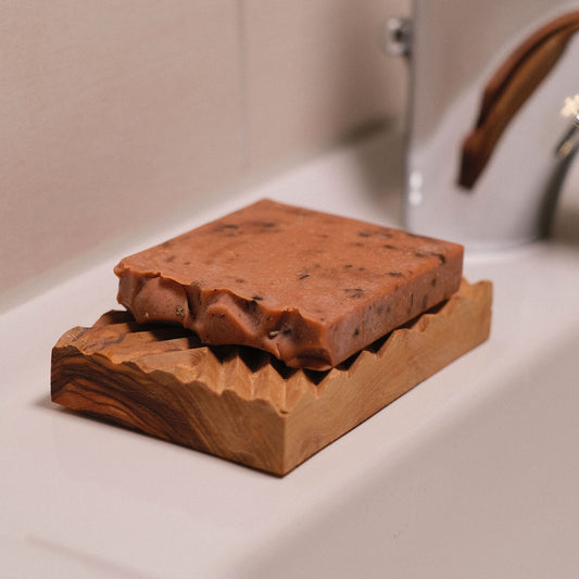 handgefertigte Olivenholz Seifenablage mit unserer Naturseife Winterzauber am Waschbecken